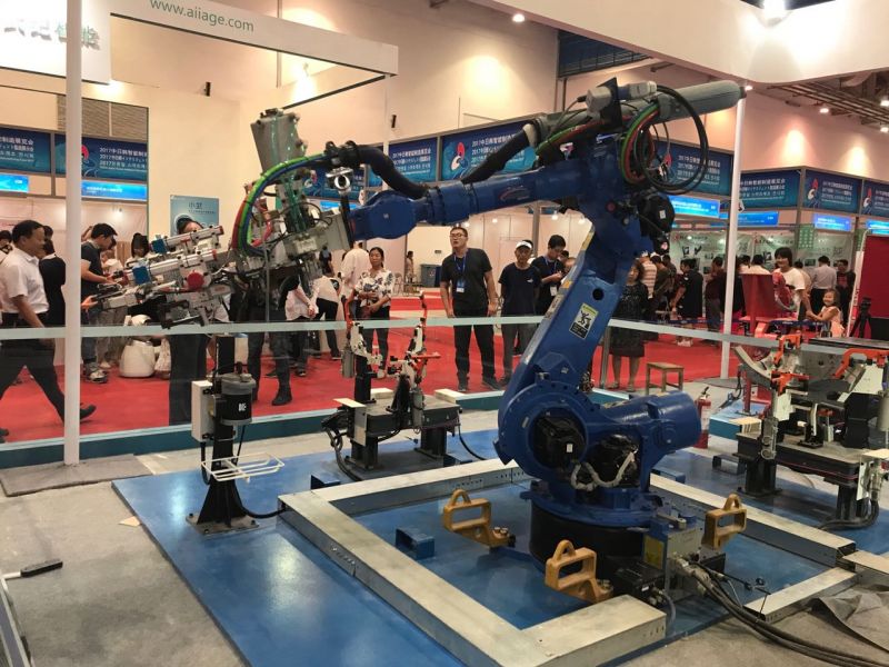 2017中日韩产业博览会今日开幕 “明星”机器人受追捧